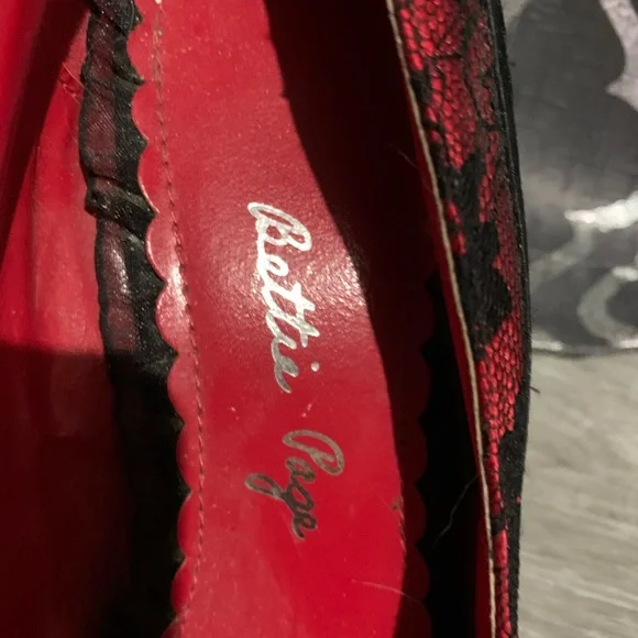 Bettie Page Red and Black Lace Heels - Picture 3 of 3